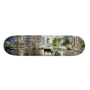 Skateboard Tours lumineuses au bord de mer de rivière de