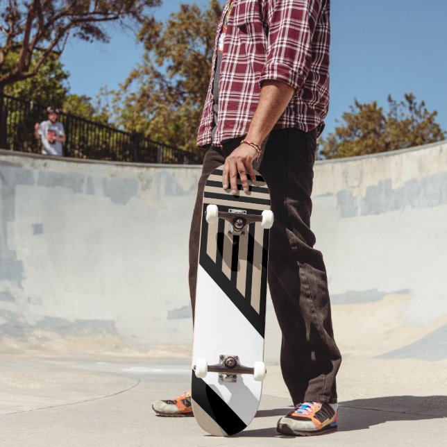 Skateboard Triangle - Taupe, noir et blanc (Extérieur 2)