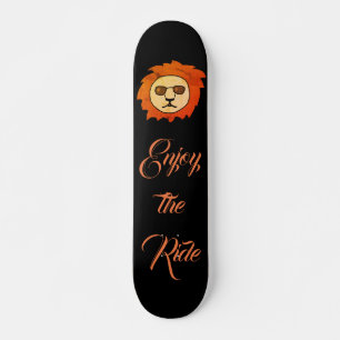 Skateboard Un lion Cool profite du noir