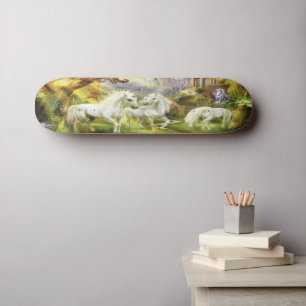 Skateboard Unicornes Blanches Imaginaire En Champ