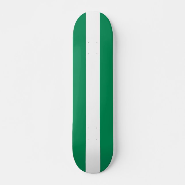 Skateboard unter der Flagge Nigerias (Vorne)