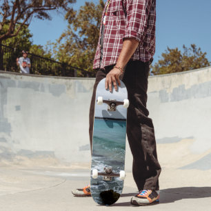 Skateboard Vagues Et Bateaux De Pêche Sur L'Océan,