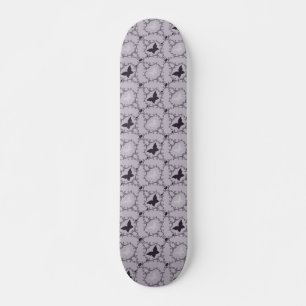 Skateboard Violet pourpre et papillons blancs tourbillonnent