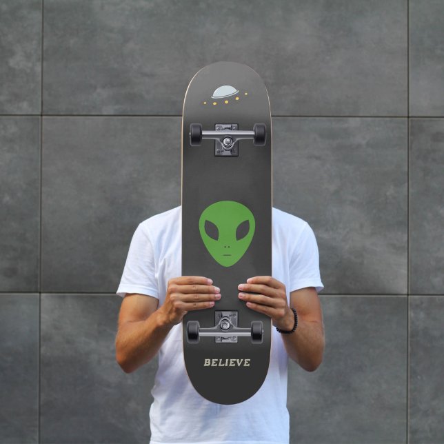Skateboard von Flying Saucer & Green Alien (Flying Saucer & Green Alien Skateboard)