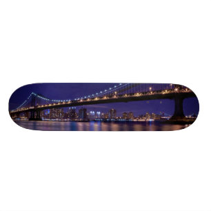 Skateboard Vue de pont de Manhattan la nuit
