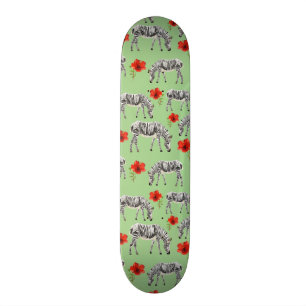 Skateboard Zèbres parmi des fleurs de ketmie