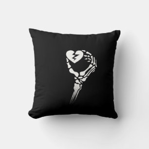 Skeleton Hand Holding Herz Kissen