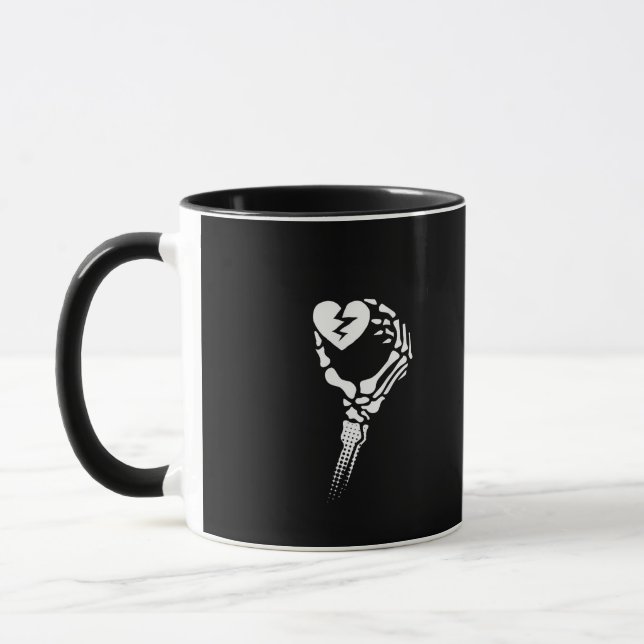 Skeleton Hand Holding Herz Tasse (Links)
