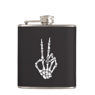 Skeleton Hand mit Friedenszeichen auf einem Flachmann