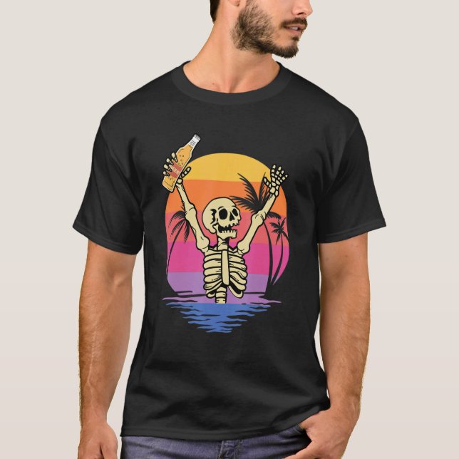 Skeleton Hands Cheer Beer mit Sunset Retro Backg T-Shirt (Vorderseite)