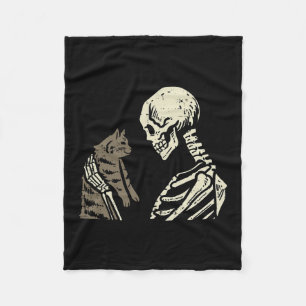 Skeleton Holding Cat Fun Halloween Schädelmännchen Fleecedecke