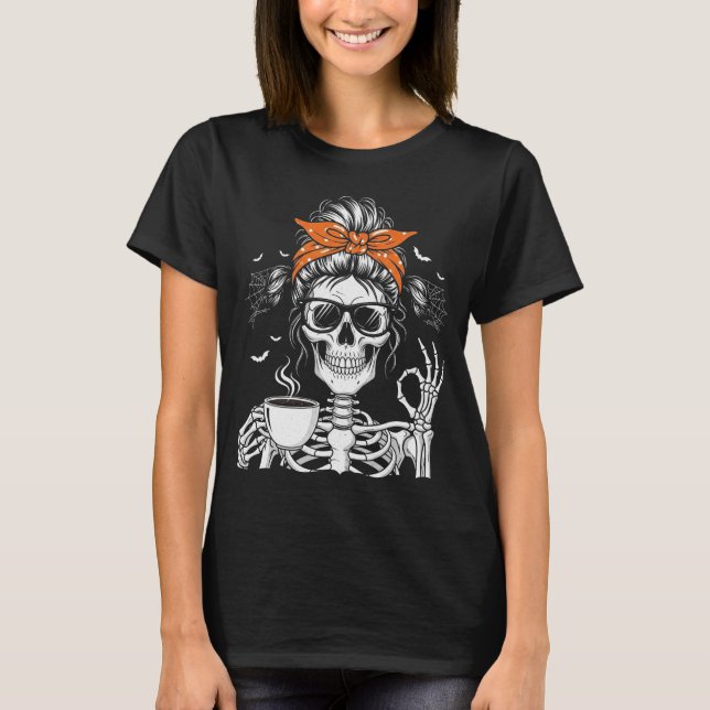 Skeleton Messy Bun Drink Kaffee Halloween Bow T-Shirt (Vorderseite)