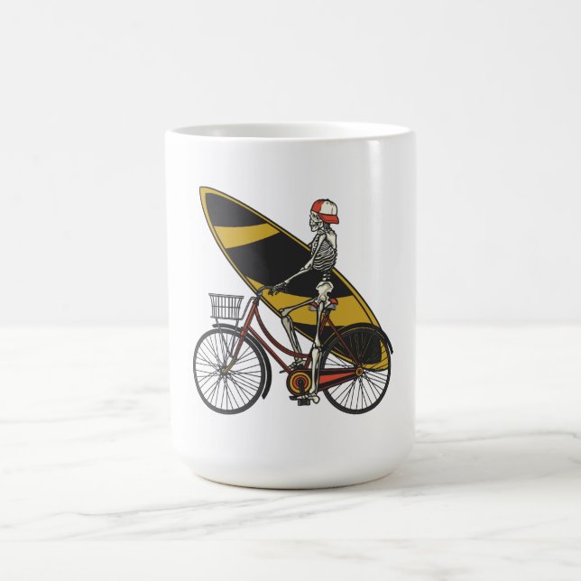 Skeleton Surfer mit Surfboard Kaffeetasse (Mittel)