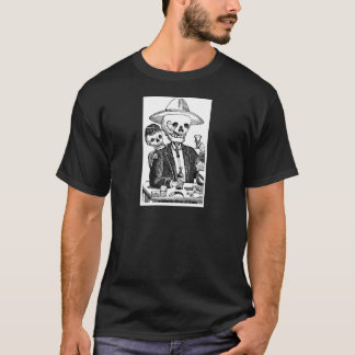 Skeleton trinkender Tequila und Rauchen, Mexiko T-Shirt