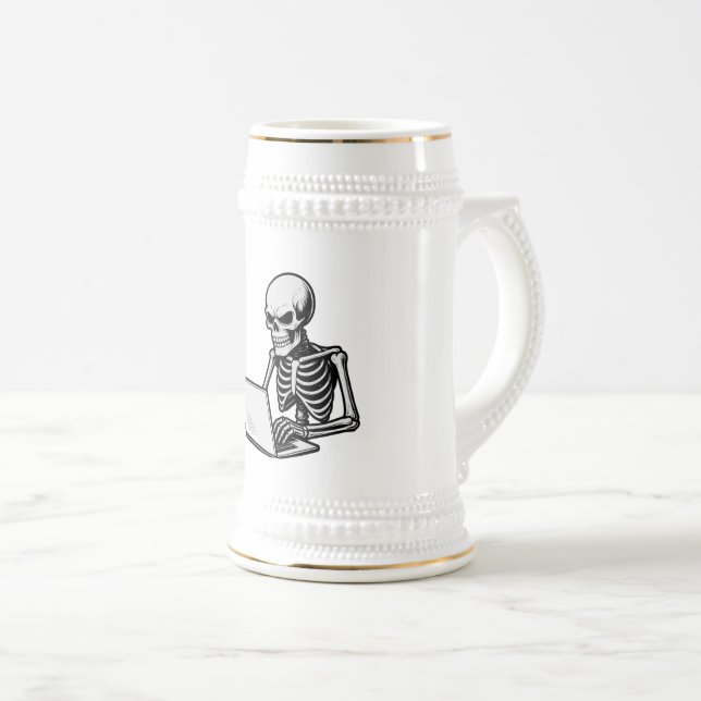 Skeleton Working Hard on Laptop  Bierglas (VorderseiteRechts)