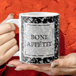 Skeletons BONE APPÉTIT Kaffeetasse<br><div class="desc">Skelette auf schwarzem Hintergrund und BONE APPÉTIT in schicken Schriften, Sie werden Spaß mit dieser Kaffee-Tasse haben. PASSENDE Artikel in unserem Geschäft.</div>