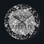 Skeletons BONE APPÉTIT Runde Wanduhr<br><div class="desc">Skelette auf schwarzem Hintergrund und BONE APPÉTIT in schicken Schriften,  diese Wanduhr macht Spaß für den Koch in der Familie. PASSENDE Artikel in unserem Geschäft.</div>