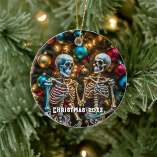 Skeletons et ornements colorés Noël