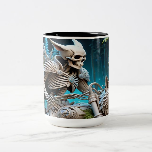 Skelett auf einem Chopper mit Wolfskopf Zweifarbige Tasse (Mittel)