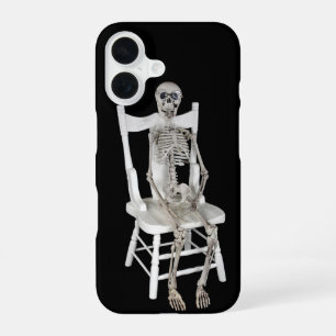 Skelett auf einem Stuhl sitzend iPhone 16 Hülle