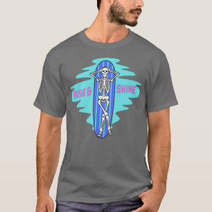 Skelett auf einem Surfbrett T-Shirt