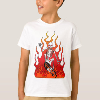 Skelett auf Skateboard mit dem T - Shirt des
