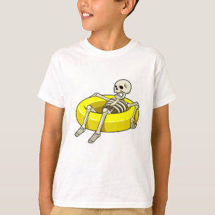 Skelett beim Schwimmen mit Schwimmring T-Shirt