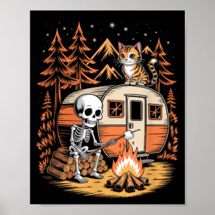 Skelett-Camper entspannt sich am Lagerfeuer mit ei Poster