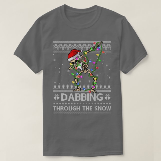 Skelett, das durch das schneebedeckte Skelett Ch T-Shirt (Design vorne)
