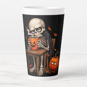 Skelett, das Halloween-Kürbistasse trinkt Milchtasse