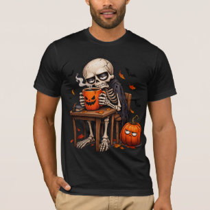 Skelett, das Halloween-Kürbistasse trinkt T-Shirt