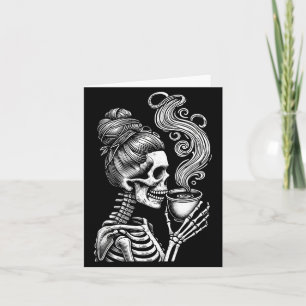 Skelett, das Kaffee trinkt, lustiges Halloween-Kos Karte