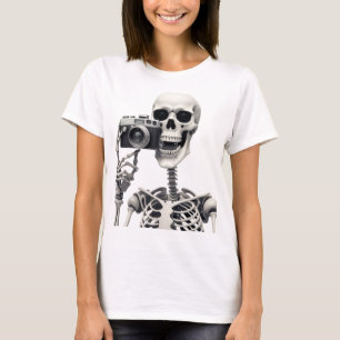 Skelett, das sich mit einer Vintagen Kamera selbst T-Shirt
