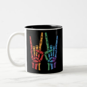 Skelett-Felsen-Hand-LGBTQ-Regenbogenflagge-Gay-Pri Zweifarbige Tasse