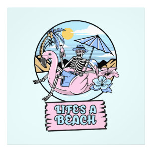 Skelett-Flamingo-Schwimmkörper am Strand des Leben Fotodruck
