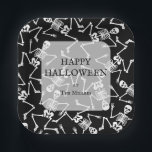 Skelett Halloween-Party Black Pappteller<br><div class="desc">Skelette auf schwarzem Hintergrund und HAPPY HALLOWEEN und Ihr Name in lustiger Schrift,  diese quadratischen Teller (in 2 Größen) sind Spaß für Ihr Halloween-Party oder Halloween Geburtstagsparty. PASSENDE Artikel in unserer Sammlung.</div>