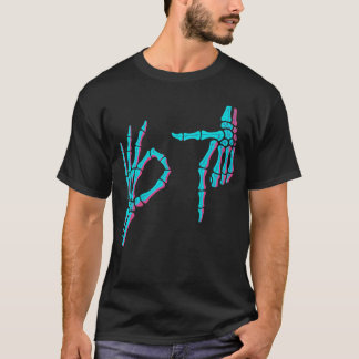 Skelett Hand Lustig Sechs Sieben 6 7 Meme 67 Hallo T-Shirt