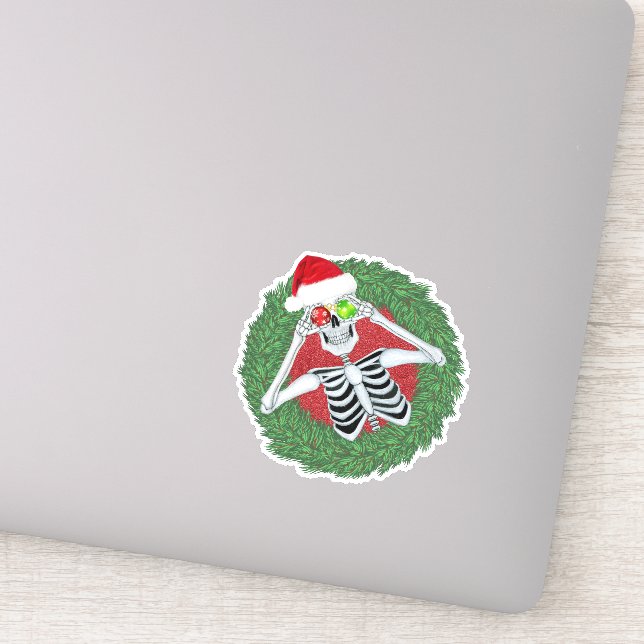 Skelett in der Weihnachtsmannmütze Weihnachtsbälle Aufkleber (Detail)