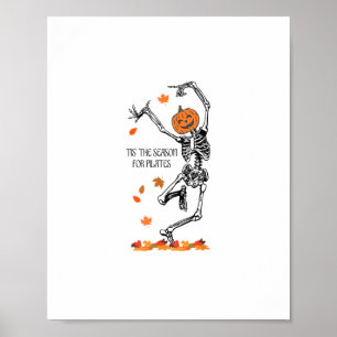 Skelett ist die Jahreszeit für Pilates Meditation Poster
