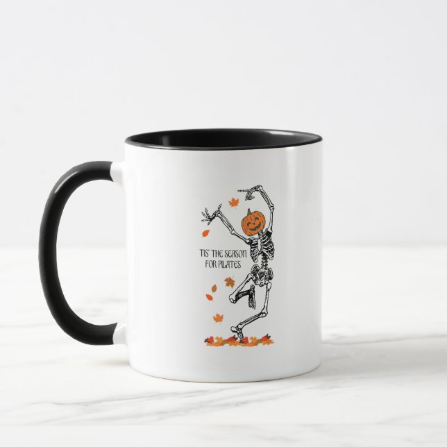 Skelett ist die Jahreszeit für Pilates Meditation  Tasse (Links)