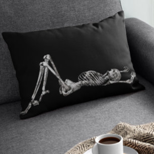 Skelett legt schwarzes Halloween ab Lendenkissen