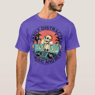 Skelett leicht von Musik und Bier Beach abgelenkt T-Shirt