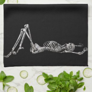 Skelett liegt schwarz Halloween Geschirrtuch