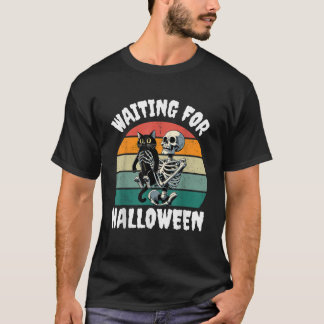 Skelett mit einer schwarzen Katze, die zu Hallowee T-Shirt