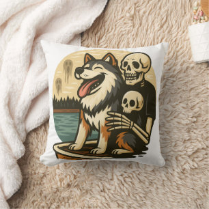 Skelett mit Hund auf einem gespenstischen See Horr Kissen