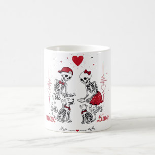 Skelett-Paar füttert Hund und Katze Kaffeetasse