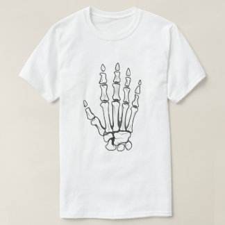 Skelett reißt durch T-Shirt
