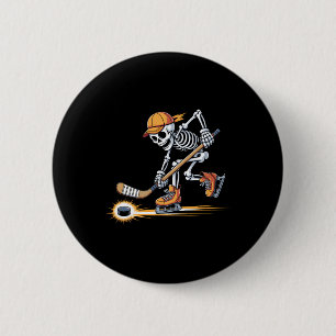 Skelett spielt Hockey auf Schlittschuhen mit Mütze Button