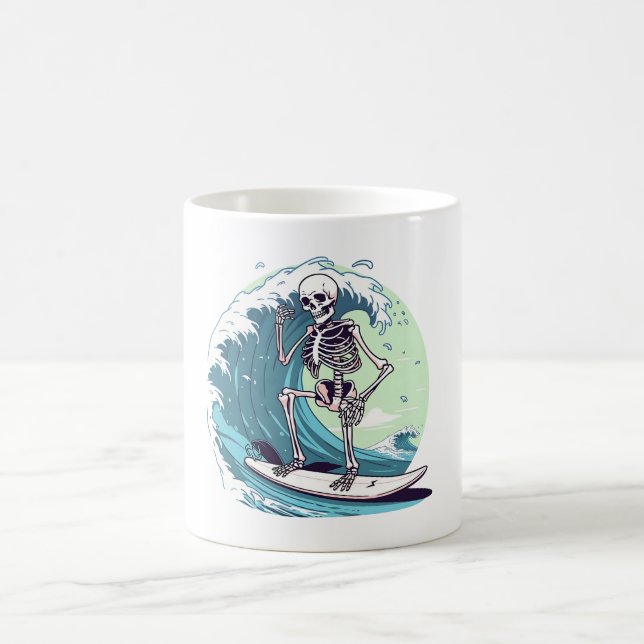 Skelett surfen in den Wellen Kaffeetasse (Mittel)