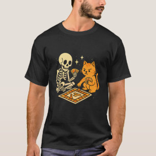 Skelett und Katze spielen Brettspiel T-Shirt